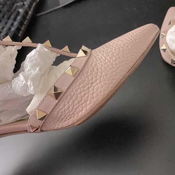 *SOLD* Valentino Garavani Calfskin Rockstud Pumps - Picture 6 of 10